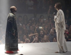Kanye West (tv.) er på scenen sammen med Jesus.