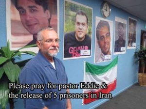 ”Bed for pastor Eddie og frigivelsen af fem fanger i Iran.” Pastor Eddie Romero demonstrerede for de fem kristne fanger og blev selv arresteret af præstestyret i Teheran.