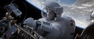 Ryan Stone (Sandra Bullock) på sin første rummission i ”Gravity” (still fra filmen: © 2013 Warner Bros. Entertainment Inc.).