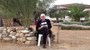 Den danske evangelist og tidligere journalist Johny Noer bor nu i den israelske Negevørken, hvor han arrangerer ørken-oplevelsesture for utilpassede unge, mens han venter på Jesu genkomst.