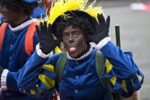 Den hollandske julemand, Sinterklaas, har flere sorte medhjælpere, som laver spøg og skæmt den 5. december.