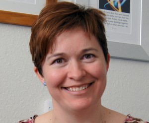 Carrie Lautrup er landsleder af Healing Rooms i Danmark. Hun er oprindeligt amerikaner, men kom til Danmark i 1994 på grund af en kæreste, der havde været udvekslingsstudent i USA. Carrie fik opholdelsestilladelse som au pair og passede trillinger i to år. Hun blev gift med Hans og læste psykologi på Århus Universitet. De har nu 3 børn på 10, 12 og 15 år. Som psykolog arbejder Carrie nu hos Mærsk Oil and Gas som ”HR Processes and Systems Analyst” - dvs. med implementering og udvikling af arbejdsgange, statistik, og ledelsesinformation. Hun har arbejdet i Socialstyrelsen og i Esbjerg Kommune.