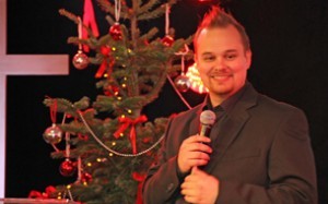 Præst Filip K. Nielsen og Relevant Kirke i Helsingør inviterer nu for tredje gang til julefest med mad, koncert mm.
