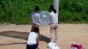 Pastor Foley og hans hjælpere beder for en ballon med bibler til Nordkorea.