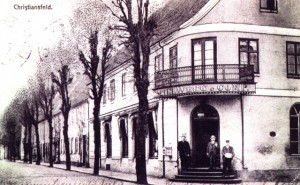 Et af de første fotos fra byen. Her ses Brødremenighedens foretagsomme handelshus Spielwerg & Co.