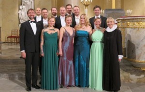 Årets nytårsgudstjeneste holdes i Christiansborg Slotskirke. Her prædiker sognepræst Kathrine Lilleør, og Jakob Lorentzen sidder både ved flyglet og dirigerer Holmens Vokalensemble. Foto: DR