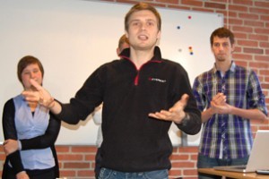På billedet ses bachelorstuderende fra 2011 aflægge eksamen efter de første tre måneders studier på MF.
