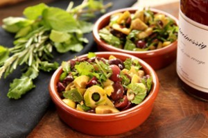 En af opskrifterne i bogen er en olivenrelish. Foto: Bibelselskabet