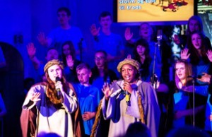 Koncerterne med GospelRoots og GospelTeens i Aabenraa fortæller om vismændenes vandring og oplevelser på vej mod Betlehem.