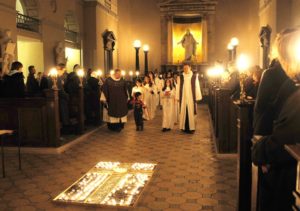 Under en lysgudstjeneste som denne i Københavns Domkirke beder man for verdens mange millioner flygtninge. Foto: Bent Dahl Jensen.