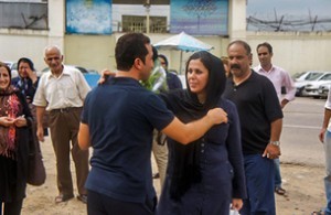 På billedet hilser pastor Youcef Nadarkhani på sin hustru efter frigivelsen fra et iransk fængsel i september 2012. Foto: World Watch Monitor