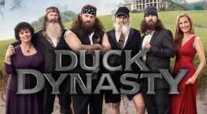 Phil Robertson står sammen med hustruen Kay til venstre i billedet. Familiedynastiet tæller også parrets tre sønner, Phils bror Si og svigerdatteren Korrie.