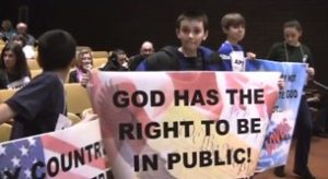Elever i Cranston, Rhode Island, støtter religionsfriheden, efter at en ateist i 2011 anlagde sag mod Cranston West High School på grund af skolens positive holdning til bøn.