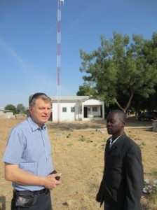 Radioens leder, Robert Bombo, kravlede selv op i antennemasten for at montere den antenne, som Henri Nissen (tv) havde med fra Udfordringen.