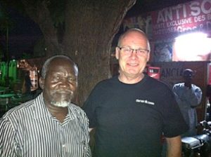 Pastor Silas Lapeube fra den lutherske kirke i Mokolo, Cameroun, sammen med general- sekretær Karsten Bach, DanskOase.