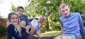 Fra venstre er det Dagmar, Marius, Mette og Filip. De tager frivilligt ud i landet for at møde skeptiske og nysgerrige unge, som de kan fortælle og diskutere deres tro med.