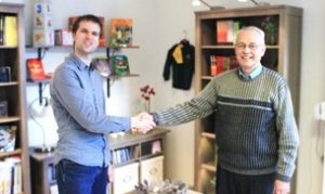 Sven Hagen Jensen til højre overlader nu ledelsen af Adventistkirkens brevskole til den kun 32-årige Robert Sand.