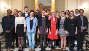Bagerste række fra venstre: Trine Rughave Kjærsgaard, Mads Lind Andersen, Brian Gehrt Madsen, Heidi Sørensen, Pia Dahl Vestereng, Karina Najarak Pedersen og forstander Jens Maibom Pedersen. Forreste række fra højre: Jacob Atie, Karin Søgaard Vinther, Eva Søndergård Krægpøth, Heidi Søndergaard Vinding Høyland, Heidi Pasgaard Erlang, Benjamin Fænø Andersen, Camilla Ruby Morre og Preben Arulanantham. 13 af de 14 nye diakoner blev indviet i Sct. Pauls Kirke.