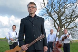 ’Cash i kirken’ består af sanger og guitarist Karsten Holm, Bjørn B. Petersen med kontrabas og kor, Martin Blom med diverse guitarer og kor samt Knud Erik Fuddi Steengaard på violin.
