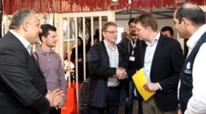 Udviklingsminister Rasmus Helveg Petersen besøgte sidste lørdag Caritas Jordans Center i Mafraq. På billedet byder generalsekretær Jan Sjursen (i midten) ministeren velkommen.