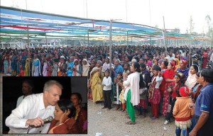 Flere tusinde mødte op til de kristne møder, bl.a. mange hinduer i det ellers muslimske Bangladesh. De overværede bl.a. at denne døve kvinde kom til at høre under per Hyldgaards forbøn.