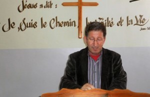 Præsidenten for Den Protestantiske Kirke i Algeriet, pastor Mustapha Krim, måtte søge kontakt med kirker i syv andre regioner for at få en godkendelse.
