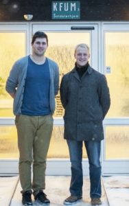 Ragnar H. Rasmussen (tv) og Simon Søvndal skal lede soldaterhjemmet i Camp Bastian.