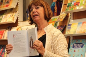 Ylva Eggehorn læser fra børnebibelen ’En venn fra himmelen’. Nederst til højre ses den nye børnebibel, ’Barnebibel fra nord’. Foto: Ole Andreas Husøy, KPK.