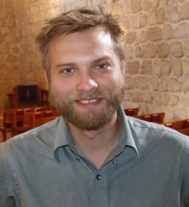 David Serner er præst i Den Danske Kirke i Jerusalem, hvor der kommer mellem 10 og 50 til hver gudstjeneste. Det er især danskere, der er på besøg eller arbejder i Israel i kortere perioder.