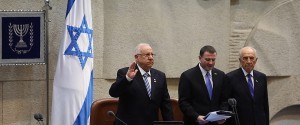 Reuven Rivlin (t.v.) indsættes i stillingen som Israels 10.præsident. I midten knessets formand, Yuli Edelstein og t.h. Rivlins forgænger, Shimon Peres.