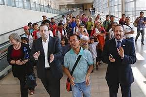 De nyankomne Bnei Menashe immigranter efter deres ankomst til Israel.