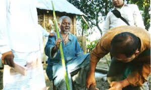 Riaj Mia fra Bangladesh er blind, handicappet og 89 - men han får hjælp af Spedalskhedsmissionen.