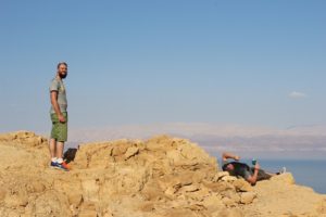 Som IT-volontør i Israel har Kasper Plougmann gode muligheder at se Israel sammen med andre volontører. Her på toppen af Masada. Foto: Dansk-Jødisk Venskab