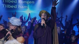 For mange af deltagerne i koret har de begejstrede lovsange til Gud også en stor betydning. Mange finder nye venner og et varmt fællesskab, og hvert år vælger flere af sangerne at invitere Jesus ind i deres hjerte, fortæller kirke- og kulturmedarbejder i Aabenraa Sogn, Torben S. Callesen. På billedet ses opførelsen af en af de efterspurgte julemusicals.