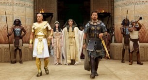 Her ses Christian Bale som Moses (forrest til højre) sammen med den senere farao Ramses (Joel Edgerton). I baggrunden ses Ramses´far Seti (John Turturro)