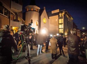 Verdenspressen var til stede, da flere hundrede muslimer slog ring om synagogen i Oslo.
