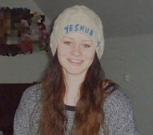Maja Louise Callesen er 17 år. Hun har skrevet Yeshua på sin hue, fordi det føltes trygt – og fordi hun ved, at det er Jesus, som har givet hende håb og glæde, da alt så mørkest ud.