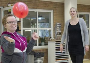 Louise Bager Due og handikappede Stine Munk hygger sig med at spille ”ballon-bold”.