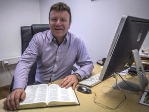 - De første apostle sagde, at de ikke kunne lade være med at tale om det, de havde set og hørt. De påberåbte sig en ytringsfrihed som endnu ikke fandtes, siger Vebjørn Selbekk.