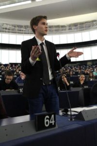 En af eleverne, Simon Brenøe-Jensen, siger sin mening om et forslag.