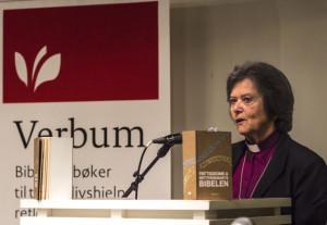 Redaktørerne af denne bibel har understreget de vers, som udfordrer og vækker ubehag, sagde den norske kirkes præst Helga Haugland Bygfuglien ved lanceringen af fattigdomsbibelen.