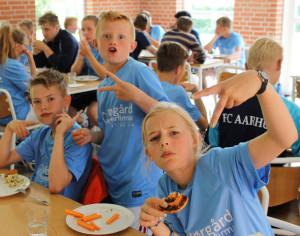 Juniorerne er i højt humør og aktivt med både til sports, fællesspisning og bibeltimer.