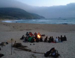Nogle af pilgrimmene på Caminoen mødes her på stranden ved Finisterre ”verdens ende” efter den lange tur.