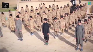 En propaganda-video fra Islamisk Stat viser en træningslejr for børn helt ned til fem-årsalderen.
