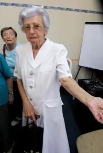 Holocaustoverlevende er mærkede for altid - på sjæl og krop. Bemærk tatoveringen fra kz-lejren på kvindens arm.