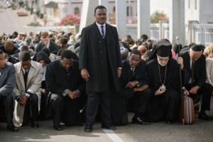 David Oyelowo (stående) i rollen som Martin Luther King i en afgørende scene (still fra filmen: Walt Disney Studios).