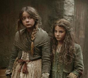 Veninderne Rosa (Petra Maria Scott) og Dina (Rebecca Emilie Sattrup), titelfiguren i ”Skammerens datter” (still fra filmen: © Jiri Hanzl).