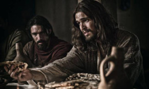 Jesus afslører Judas’ forrædderi ved påskemåltidet. Fra den nye filmserie The Bible af Mark Burnett og Roma Downey.