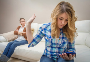 Fortæl jeres datter, hvordan hun i stedet hellere skal formidle sine behov/ønsker ud fra en forståelse af netop dine/jeres følelser og jeres ønsker om respekt, ærlighed.