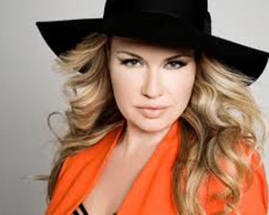 Gospelsangerinden Julie Lindell skal coache de unge sangere.